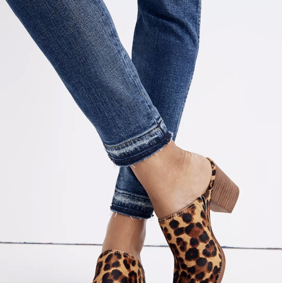 Petite 9" Mid-Rise Skinny Jeans in York Wash: Rip and Repair Edition (Sz 28P) - Picture 4 of 7